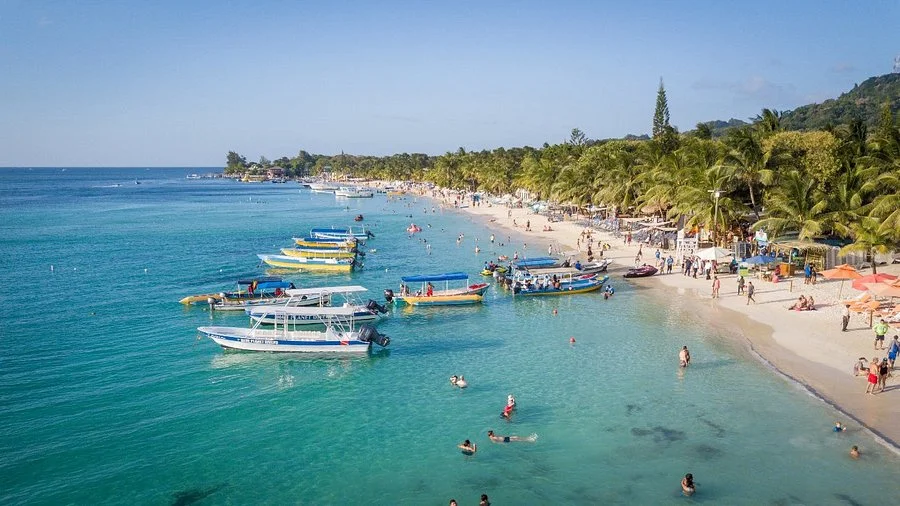 Roatan Private Beach Club & All-Inclusive Breaks