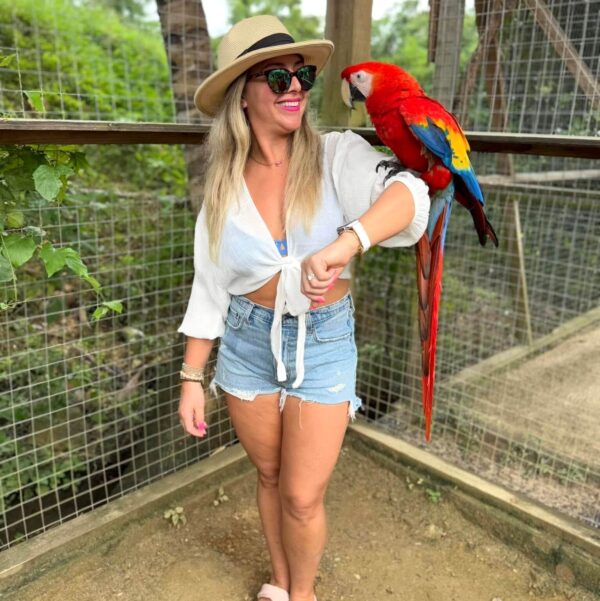 Roatan Culture & Beach Combo: Sloths, Chocolate, Rum & West Bay